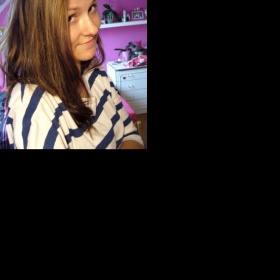 Jaká barva vlasů se hodí k nažloutlé pleti a hnědým očím