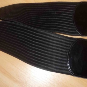 Pružný černý pásek se zlatou kovou sponou