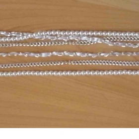 Dlouhý stříbrný řetízek s perlami a přívěskem ve tvaru srdce