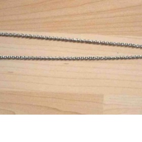 Náhrdelník se stříbrným řetízkem a červeno modrými přívěsky