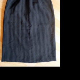 Černá pouzdrová sukně do pasu s bílými proužky
