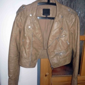 Camel koženková bunda do pasu s kovovými aplikacemi, zn. Amisu (New Yorker)