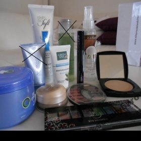 Kosmetická sada pudr, make-up, maska na vlasy atd