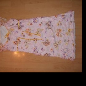 Růžové sítované šaty s kytkama na léto z butiku Linda