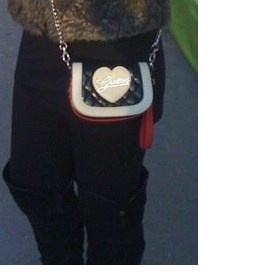 Guess mini taštička crossbody - kde sehnat?