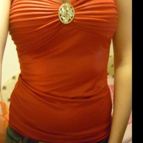 Červený top se sponou