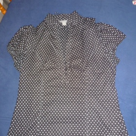 Černo bílá halenka s puntíky a krátkým rukávem zn. Jeans Club