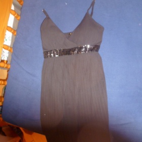 Černá tunika s hlubokým výstřihem a flitry - foto č. 1