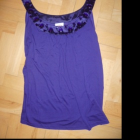 Fialový top zdobený kameny zn. Takko