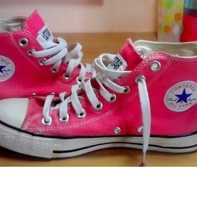 Růžové boty značky Converse