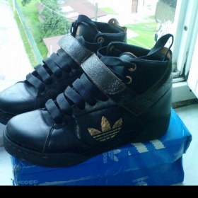 Černé kotníčkové boty Adidas Respect me s bronzovými znaky