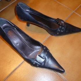 Černé lodičky do špičky s ozdobnou sponou