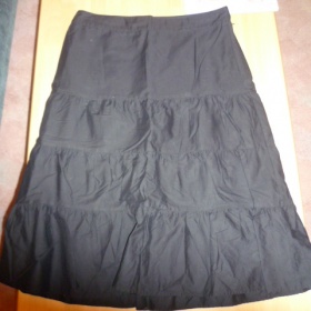 Černá sukně ke kolenům áčkového střihu zn. H&M - foto č. 1