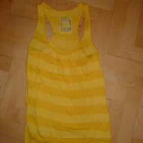 Žlutý proužkovaný nátělník s vykrojením na zádech zn. Bershka