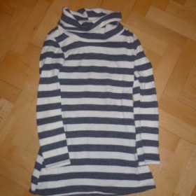 Šedo bílý pruhovaný dlouhý svetr s rolákem