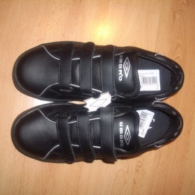 Černé boty Umbro - foto č. 1