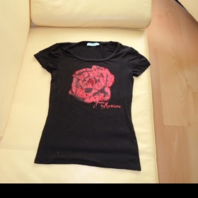 Černé tričko s červenou růží Guess by Marciano