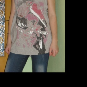 Šedý top  bez ramínek