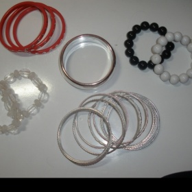 Sada plastových náramků různých barev