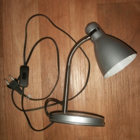 Světle šedá stolní lampa Lugno