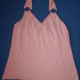 Růžové tílko kolem krku