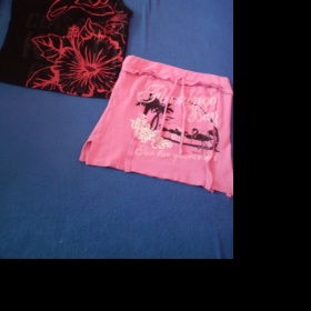 Růžové a černé tílko s potisky