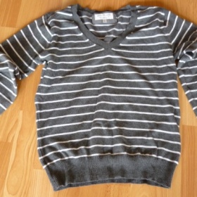 Šedý svetřík s výstřihem do véčka, zn. Yessica