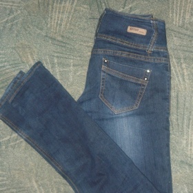 Tmavé džíny bokové z Pantalonu - foto č. 1