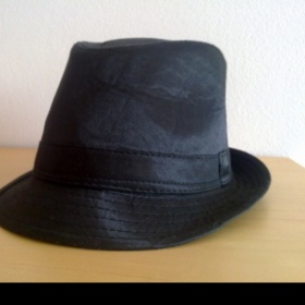 Černý klobouk z new yorkeru - foto č. 1