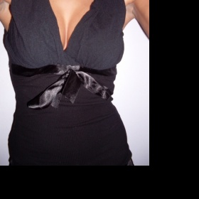 Černý top s výstřihem a saténovou mašlí Aukro