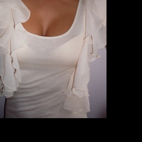 Top s volány nude barvy z HM - foto č. 1