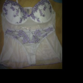 Podprsenková košilka a tanga z průsvitného materiálu s fialovým vzorováním