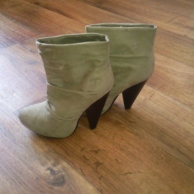 Hnědé semišové kotníčkové boty Tailly Weijl