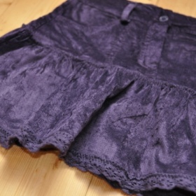 Fialová sametová sukně s volánkem