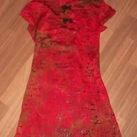 Červená tunika Orsay