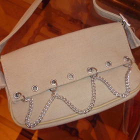 Béžová mini kabelka s ozdobnými řetazy