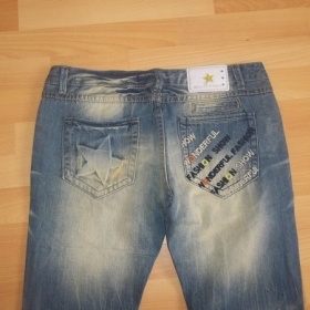 Modré, "vyšisované" džíny