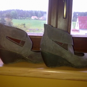 Boty šedé na klínku Deichmann