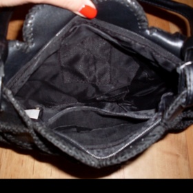 Černá prošívaná kabelka Aukro