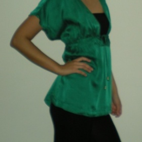 Smaragdová tunika z HM