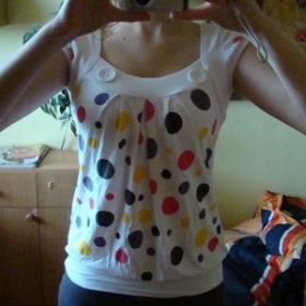 Bílý top s puntíky