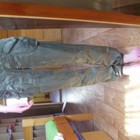 Co ke khaki saténovým kalhotům?