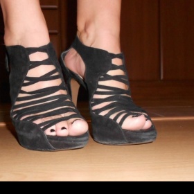 Černé semišové boty Zara
