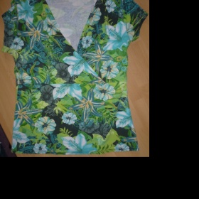 Zelené tričko s velkým výstřihem a krátkými rukávy zn. Orsay - foto č. 1