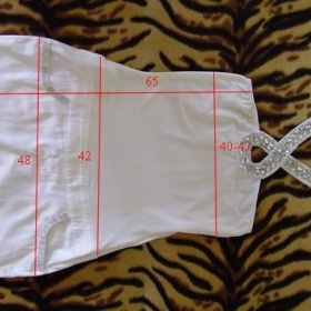 Bílé šaty s kamínky