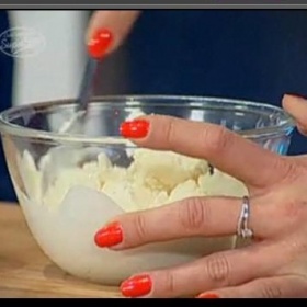 Červeno-oranžový lak na nehty Kristiny Kloubkové