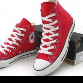 Hledám červené Converse pro kamarádku.