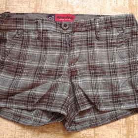 Šedé kostkované kraťasy