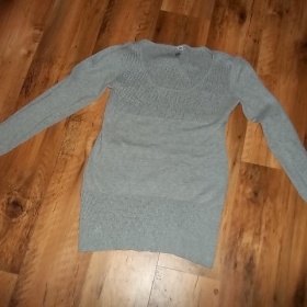 Dva svetry - šedý a barevný - Gate a Next