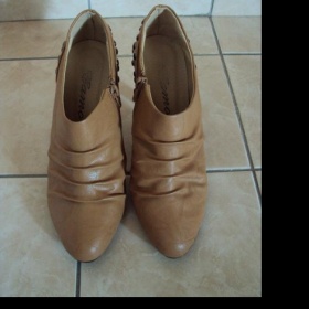 Hnědé boty na podpatku Camo - foto č. 1